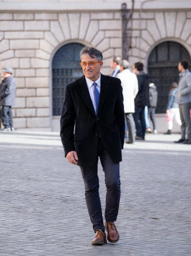 D5FB8B57-7DDA-4D83-BA4D-98C3E139B899